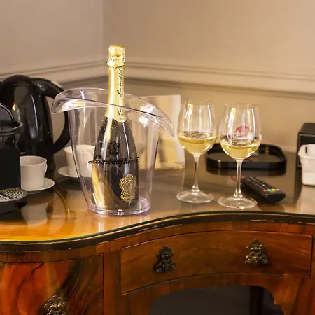 Relais San Lorenzo In Lucina Affittacamere 4*