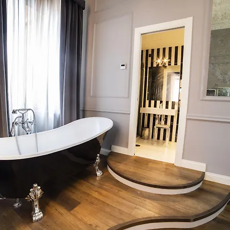 Relais San Lorenzo In Lucina Affittacamere Roma