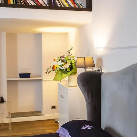 Relais San Lorenzo In Lucina Affittacamere 4*