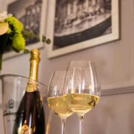 Relais San Lorenzo In Lucina Affittacamere Roma