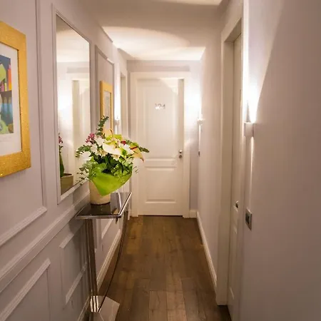 Relais San Lorenzo In Lucina Affittacamere