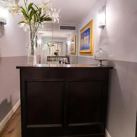 Relais San Lorenzo In Lucina Affittacamere Roma