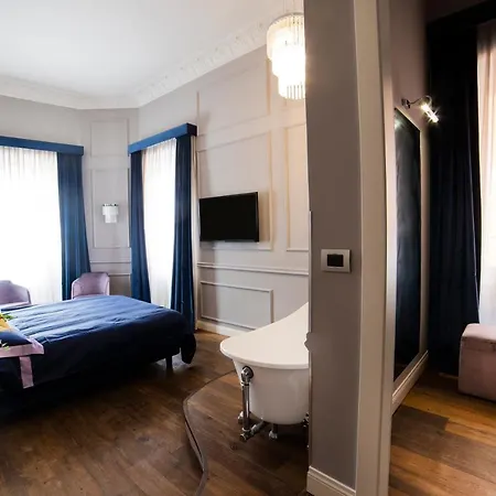 Relais San Lorenzo In Lucina Affittacamere Roma